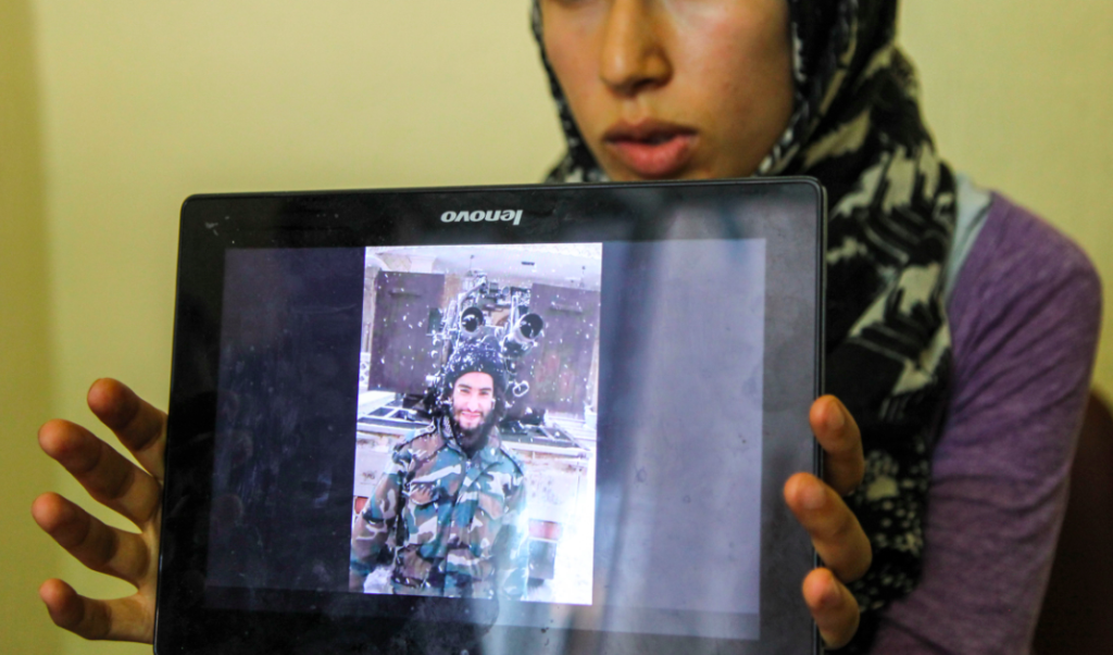 Fatma toont een foto van haar broer Khalid in Syrië © Baram Maaruf