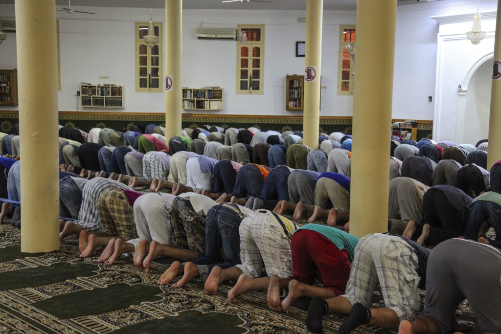 In de grote moskee van Kasserine vinden jongeren een warm thuisgevoel tijdens islamitische lessen van vreedzame salafisten. (c) Baram Maaruf